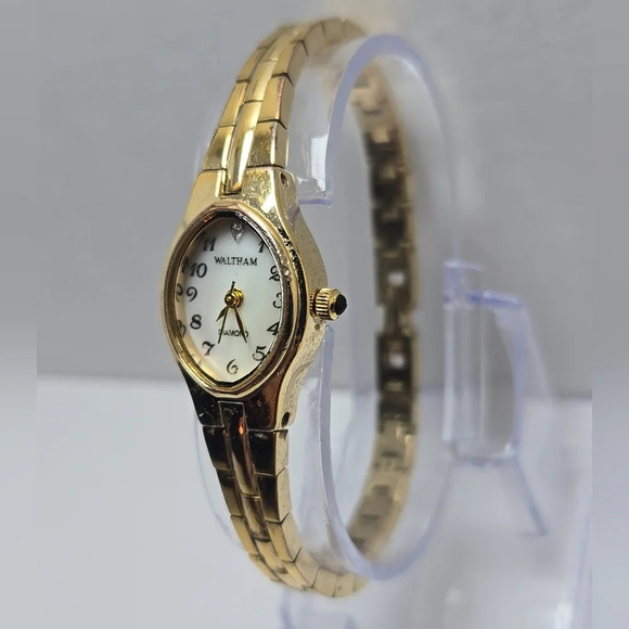 Womens Waltham Diamond Classic 17mm Oval Gold Tone MOP Watch WAW047 New Battery - Picture 3 of 10